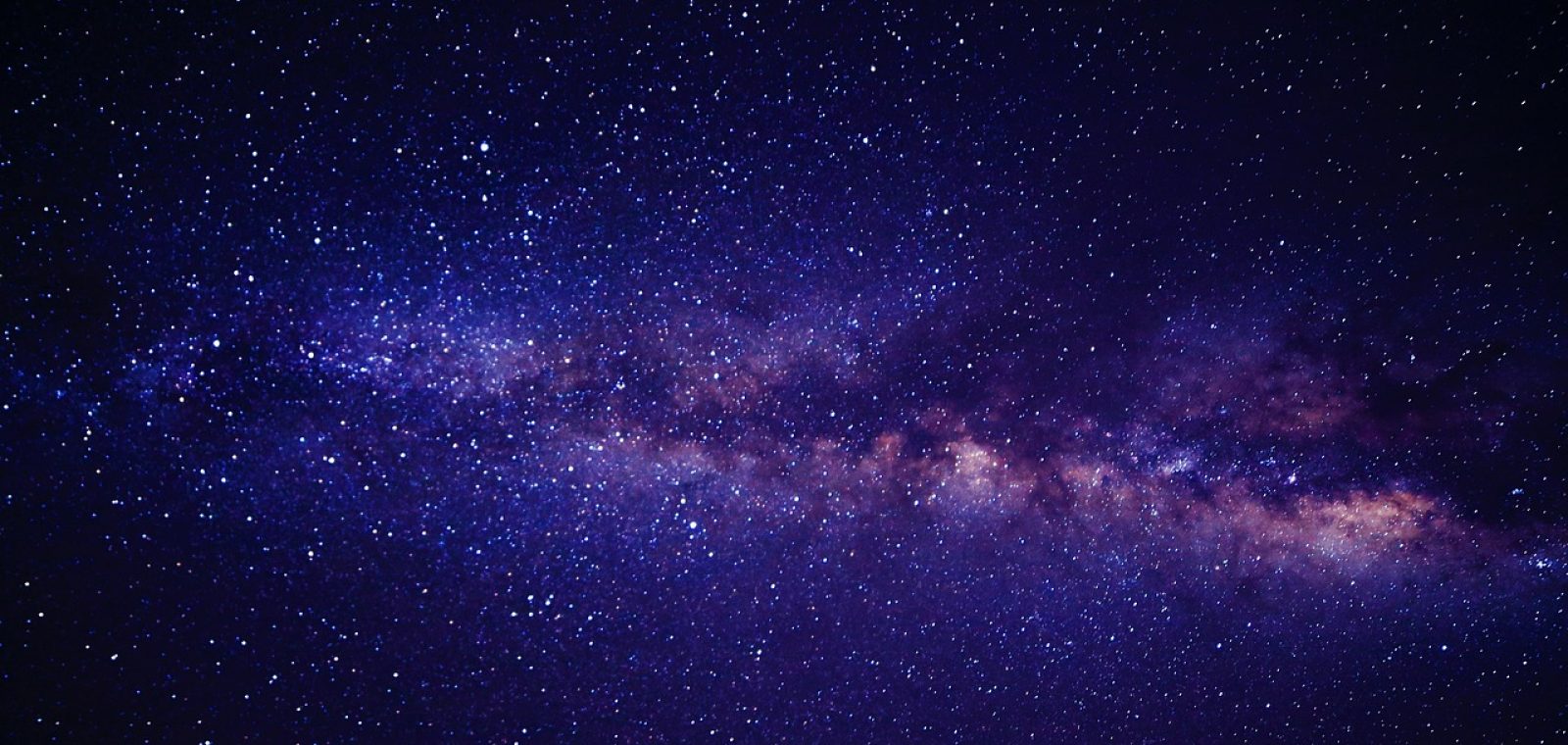 深紫色夜空下的编辑案头，一位编辑正对着摊开的日元汇率对人民币换算笔记与走势手绘图逐条核对数据，暖色台灯映在桌面，气氛安静克制